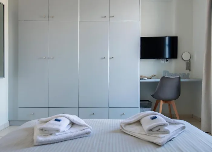 Splash With Amazing Sea Views In Vakantiehuis Piso Livadi